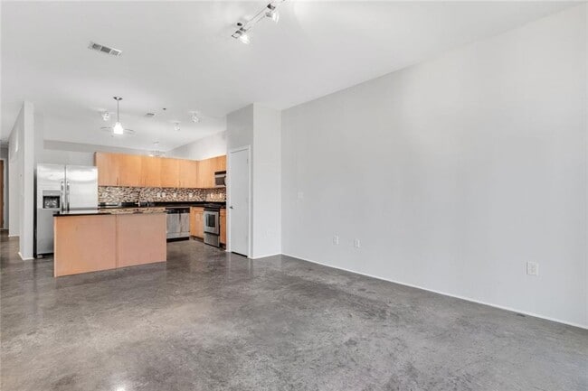 Building Photo - 560 Dutch Valley Rd NE