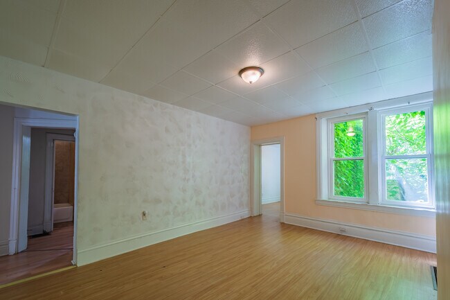 Building Photo - 609 N Saint Clair St