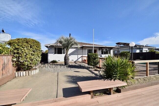 Foto del edificio - Rare Lagoon Front Property in Corte Madera...