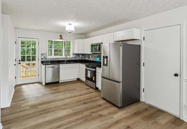 Building Photo - 3 bed 3 bath in Jonesboro!