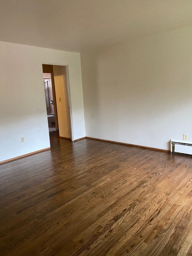Building Photo - 573 Highland Dr