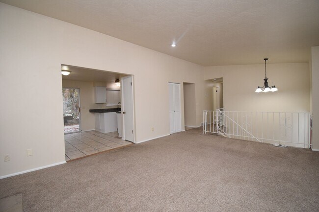 Foto del edificio - Bright 3 Bed in North Salt Lake – Near Parks, Trails, Shopping & Dining!!