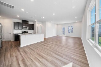 Building Photo - 1013 Red Roses Ave