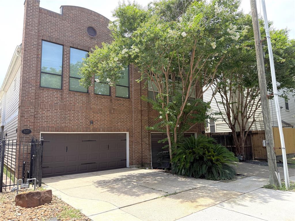 Foto principal - 5237 Center St