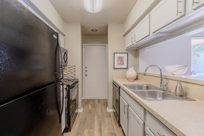 Foto del edificio - Pinehurst Place Apartments