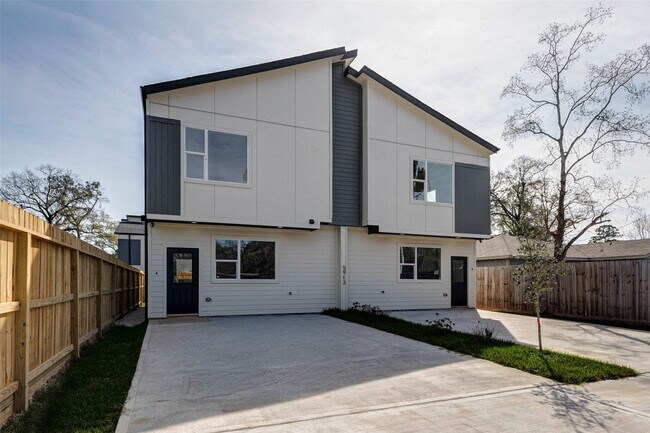 Building Photo - 5912 Mayle St