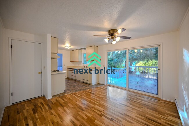 Building Photo - 4 Bed and 1.5 Bath Single-family Home Avai...