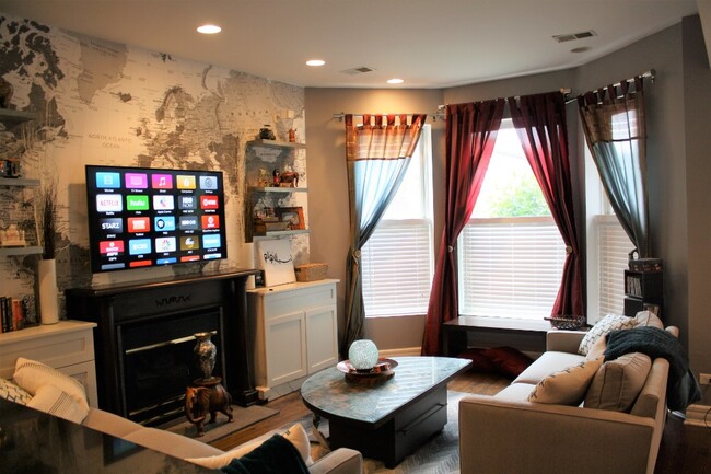 Building Photo - Spacious 2bed/2bath available April 15th!
