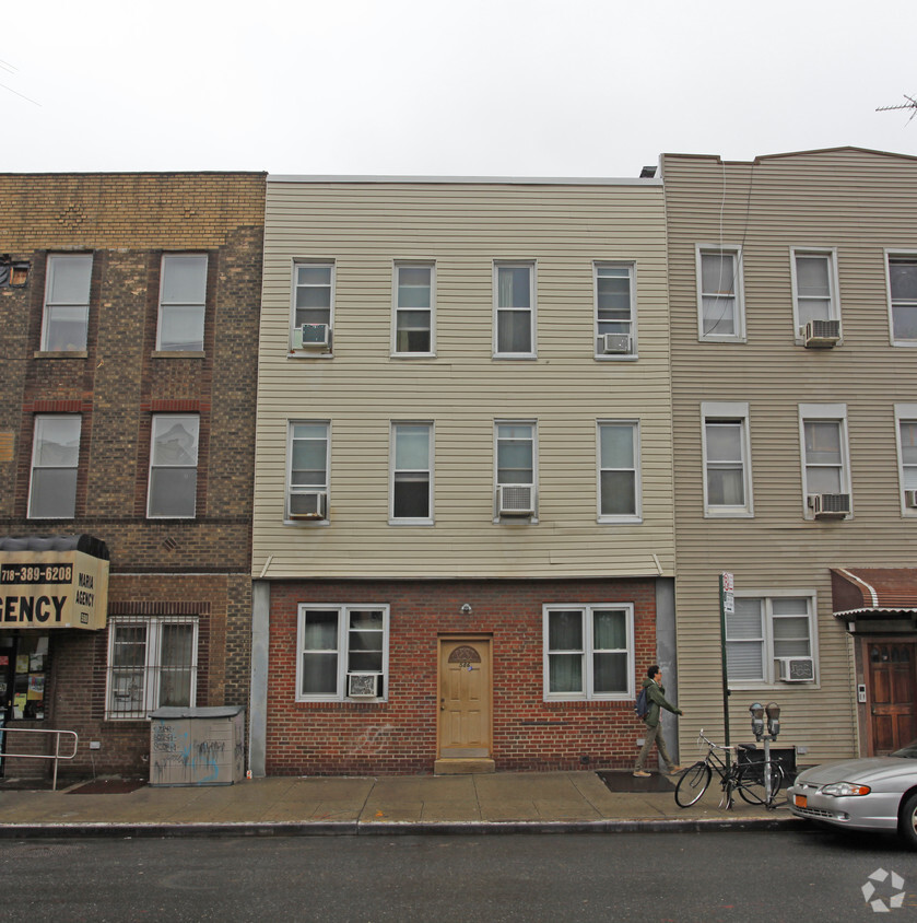 Foto del edificio - 586 Manhattan Ave