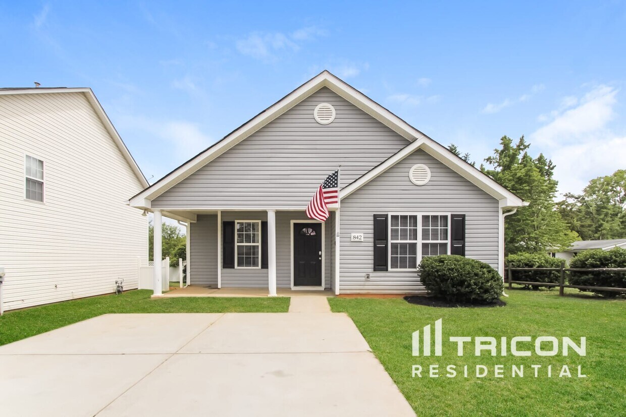 Foto principal - 842 Lakehill Road Charlotte NC