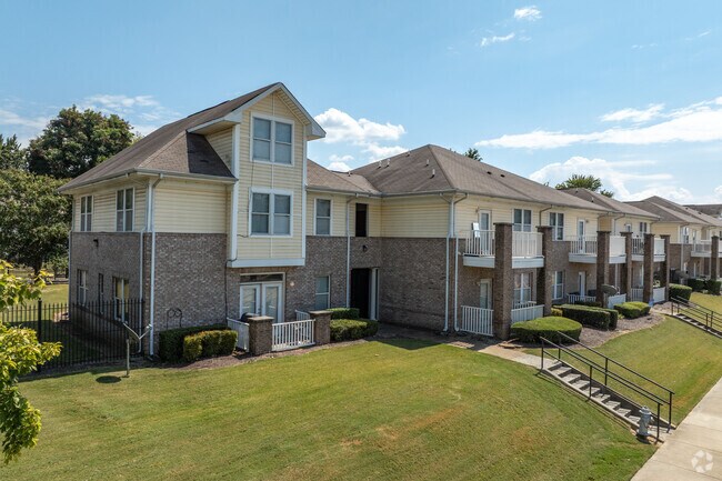 Foto del edificio - Uptown Village Apartments