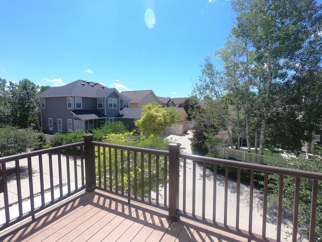 Primary Photo - Fabulous Bradburn Townhome in North Centra...