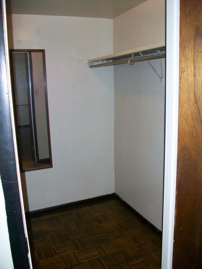 Building Photo - 515 S 12th #5 Avail: NOW