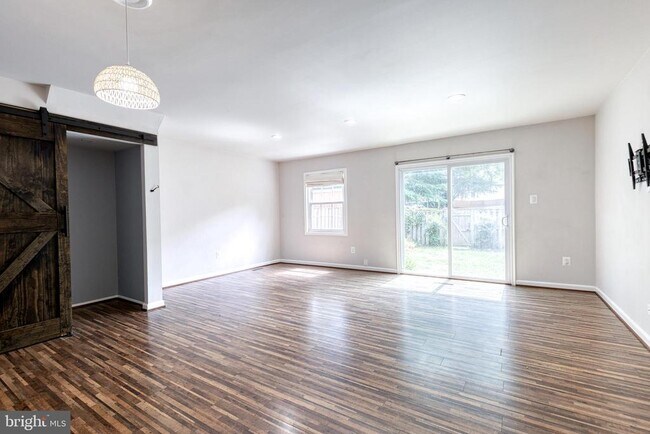 Foto del edificio - 1669 Yorktown Ct