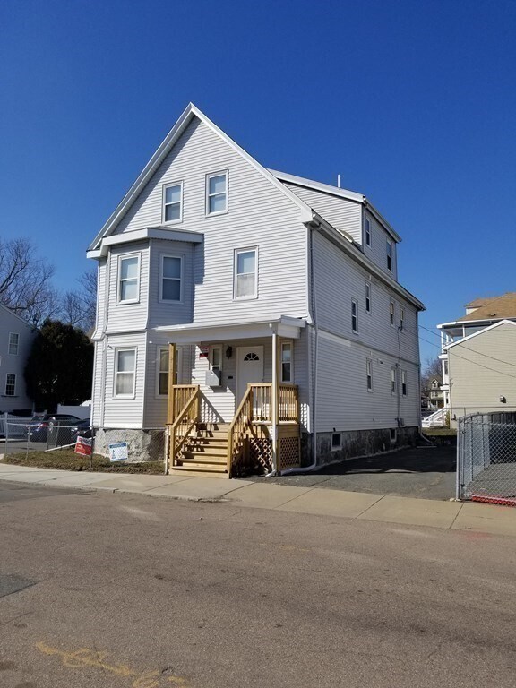 Building Photo - 593 Park St