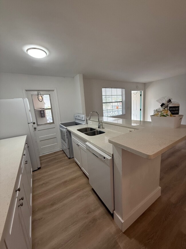 Building Photo - Palm Manors