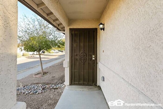 Building Photo - Recently updated 3 Bed, 2 Bath home in Tuc...
