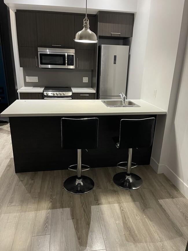 Building Photo - 850 Av De Vimy