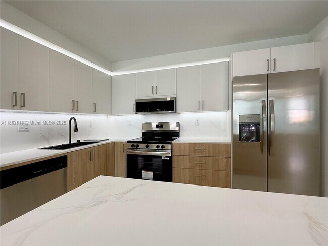 Foto del edificio - 18151 NE 31st Ct
