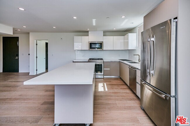 Foto del edificio - 328 N Maple Dr