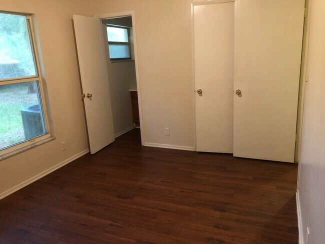 Foto del edificio - SPACIOUS 3BR/1.5BA w/Carport, Beautiful Wood Finish Flooring, Privacy Fenced Backyard! NO APP FEE!