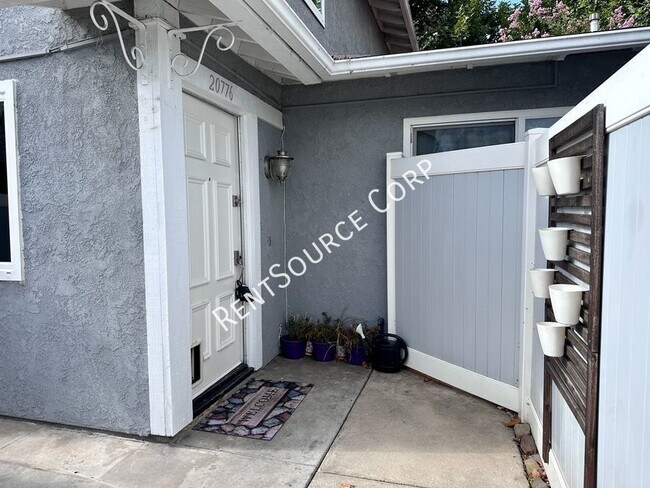 Building Photo - 2 Bedroom Townhouse Located in Bouquet Vil...