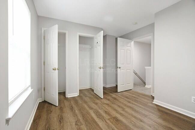 Foto del edificio - 907 E Madison St