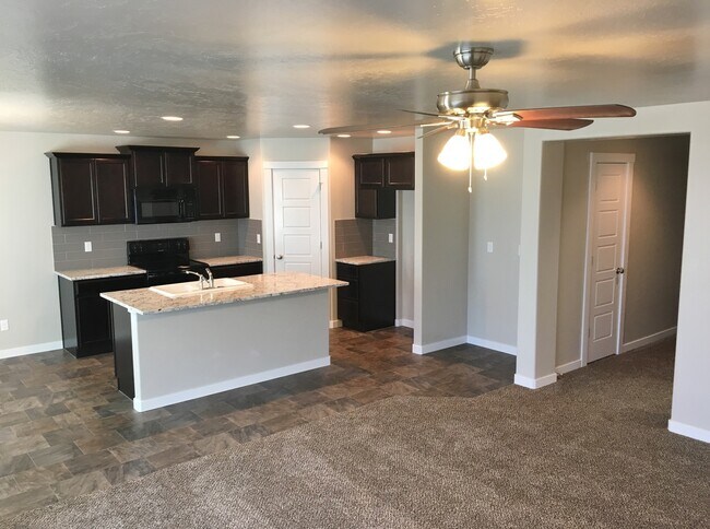 Foto del edificio - Beautiful home with 3bd 2ba and bonus room. Located in the Irvine Subdivision, just off  Chinden ...