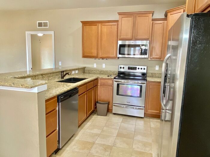 Primary Photo - Fantastic 2 Bed, 2 Bath Condo With Detache...