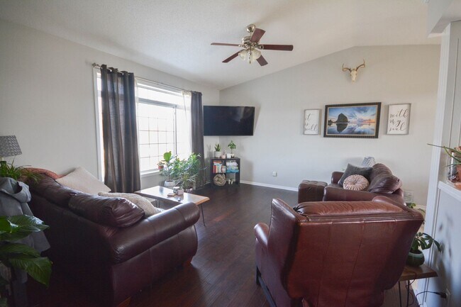 Building Photo - Gorgeous, updated pet friendly home with f...