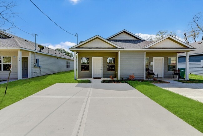 Building Photo - 407 E Avenue G