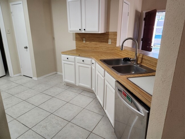 Foto del edificio - 3036 Walnut Springs Dr