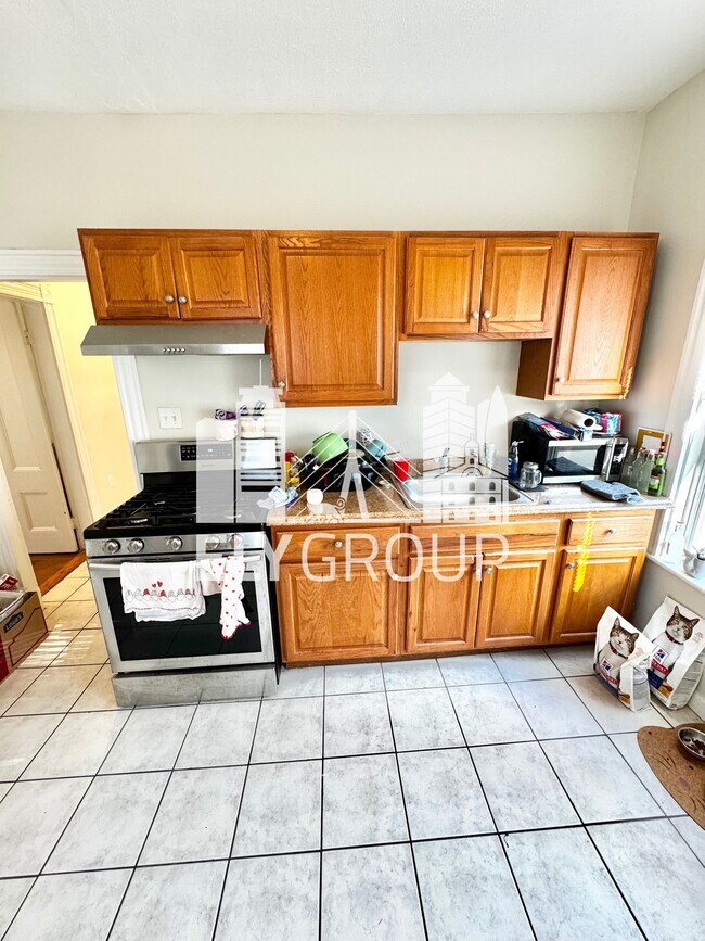 Building Photo - 10 Litchfield St