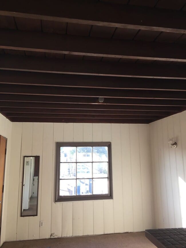 Building Photo - Silver Strand Beach - One bedroom, one bath upstairs bungalow