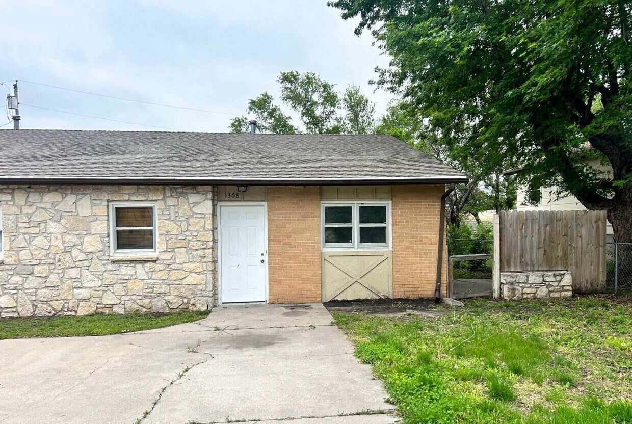1368 Parkside Dr, Junction City, KS 66441 House Rental in Junction