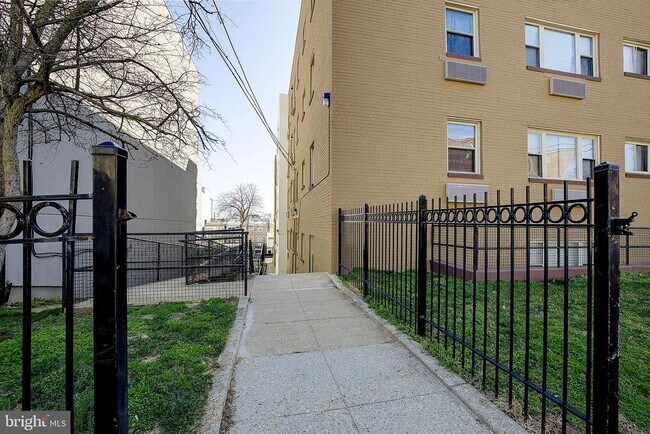 Foto del edificio - 738 Longfellow St NW