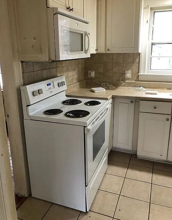 Building Photo - 810 S Commerce St