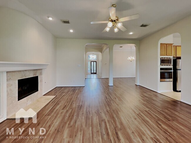 Building Photo - 1605 Garden Lakes Dr