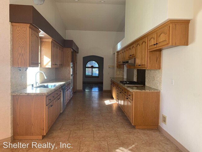 Foto del edificio - 5 br, 3.5 bath House - 8073 MacKenzie Court