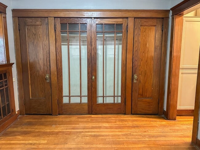 Building Photo - 1 Bedroom Near Downtown