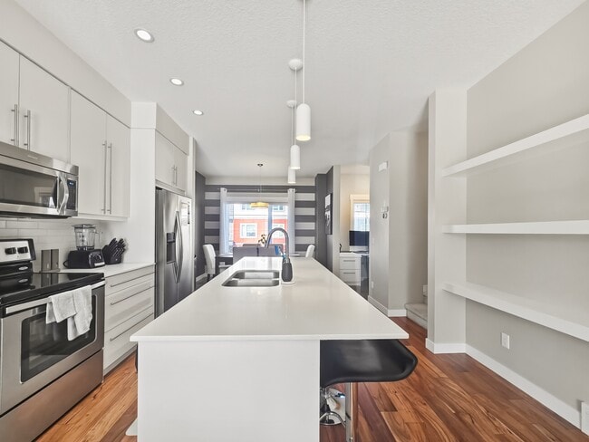 Building Photo - 5305-5332 32 Ave SW