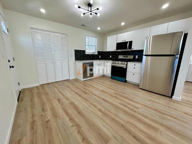 Foto del edificio - 2909 Oakdale Ave