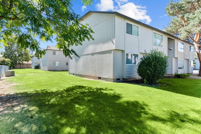 Foto del edificio - Spacious, 1100 sq foot 2 Bedroom 1.5 Bath with full size washer and dryer!