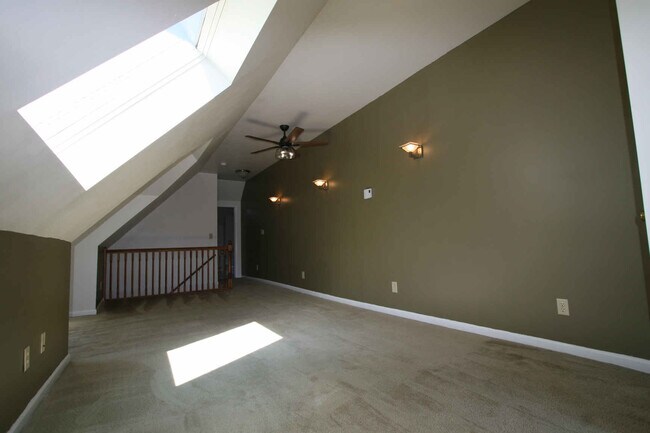 Building Photo - 1357 Riverside Dr