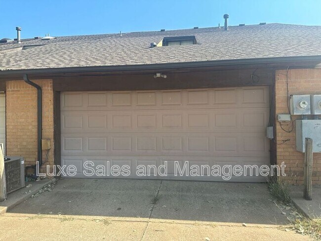 Building Photo - 14019 Fairhill Ave