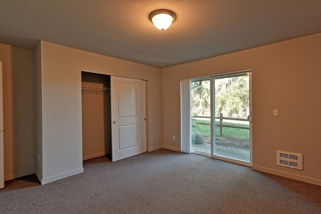 Foto del edificio - Available Now | Spacious 3BR Northlake Court Townhome with Garage & Private Balcony