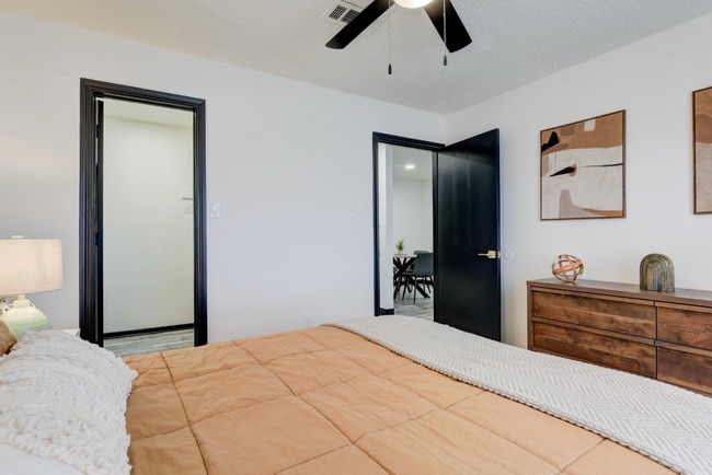 A1_1x1_Reno_Bedroom.png - Ranch at 1856 Apartments
