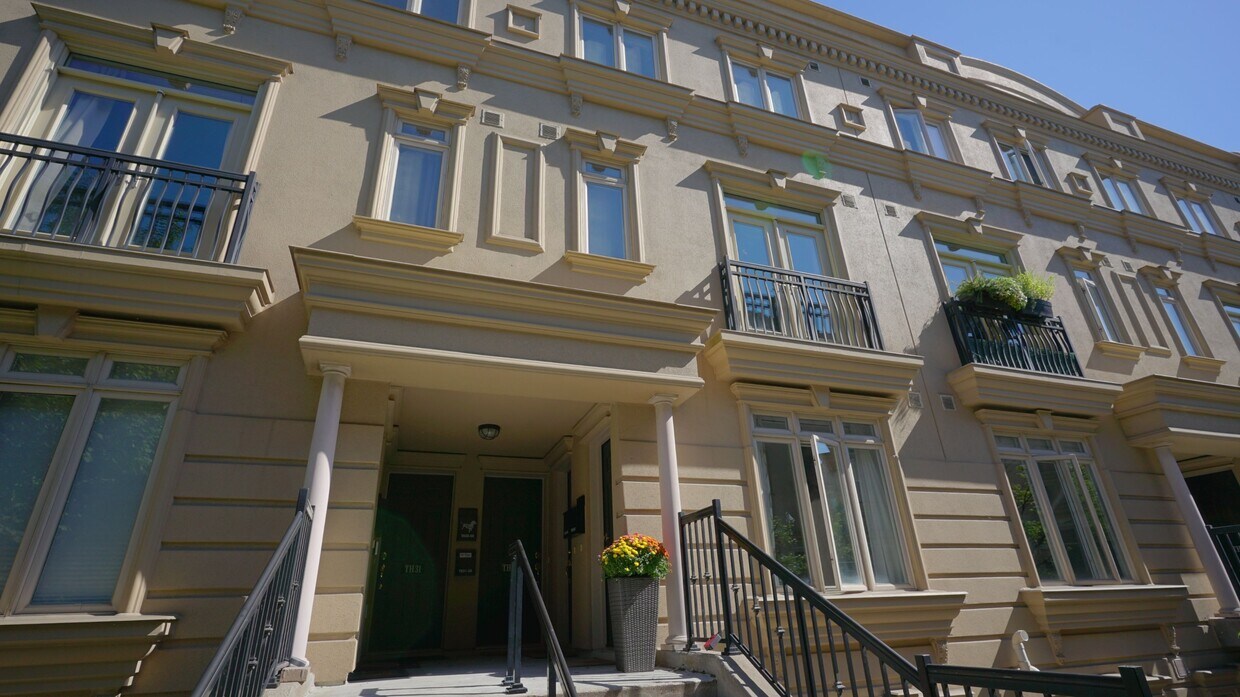 Primary Photo - 68-68 Carr St