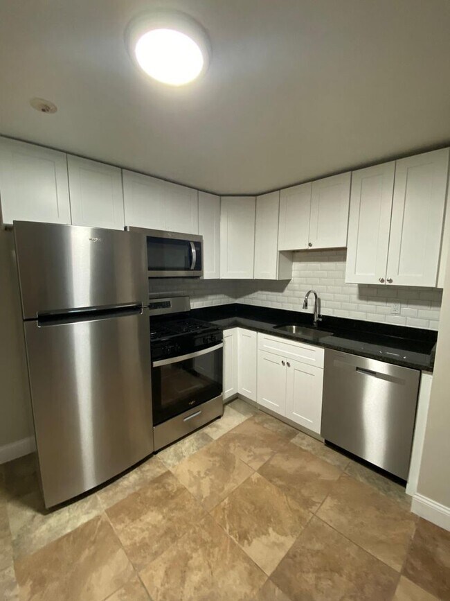 Foto del edificio - Fully Renovated 2 Bed with Heat, Hot Water and gas for cooking included.