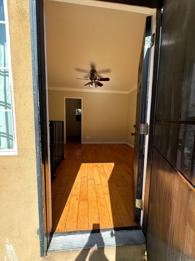 Building Photo - 904 N Normandie Ave